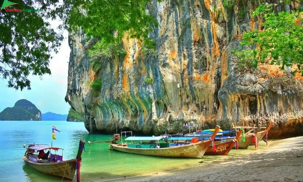 Tomar un barco a Isla Hong