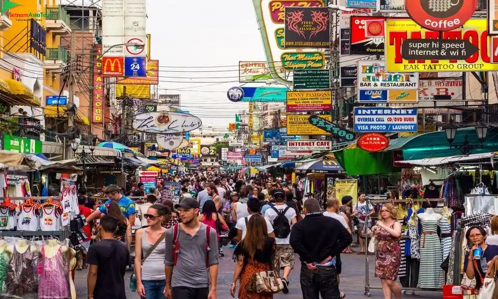 Ambiente bullicioso en Khao Sand Road