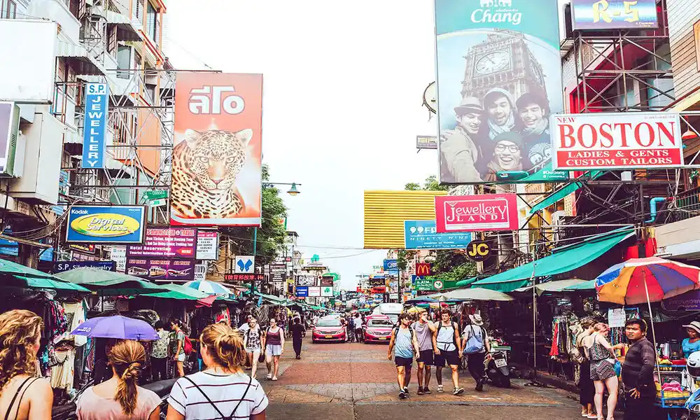Ambiente bullicioso en Khao San
