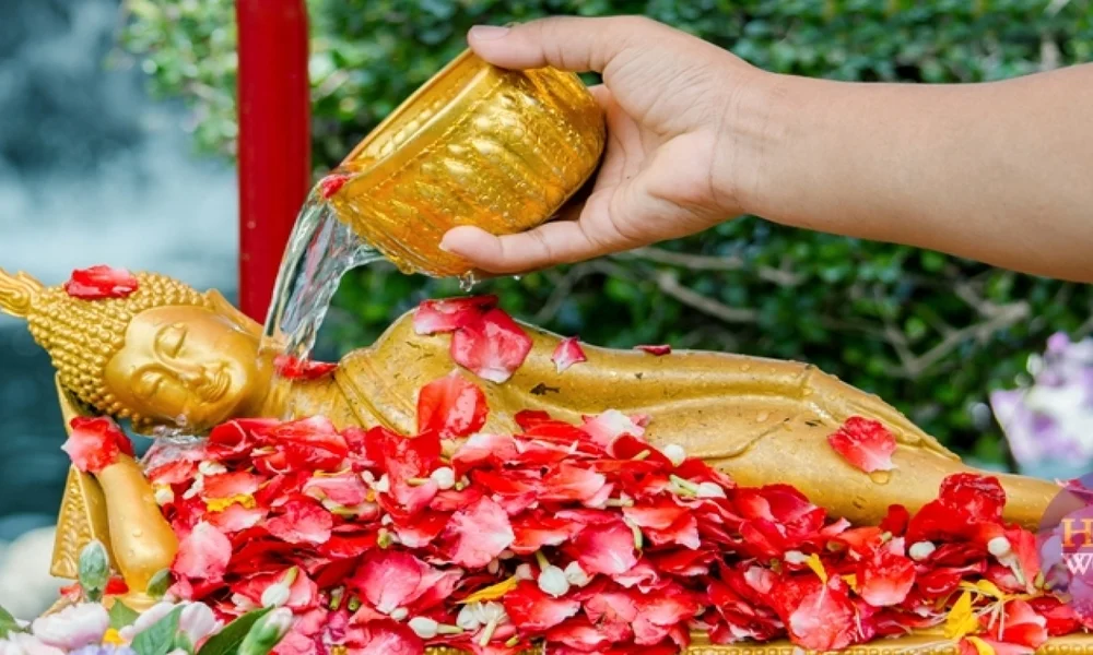 Baño ritual de la imagen de Buda