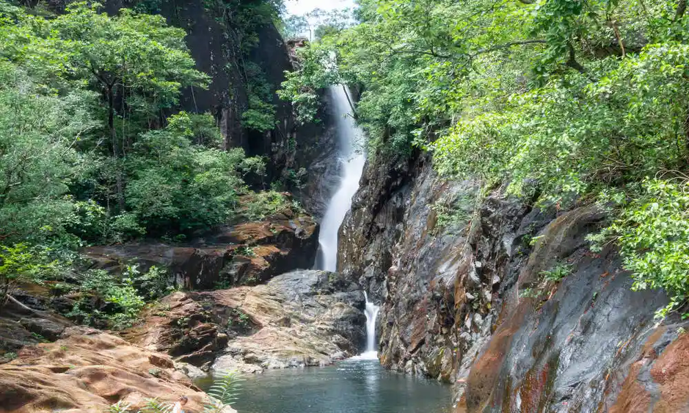Cascada Khlong Phlu con belleza salvaje