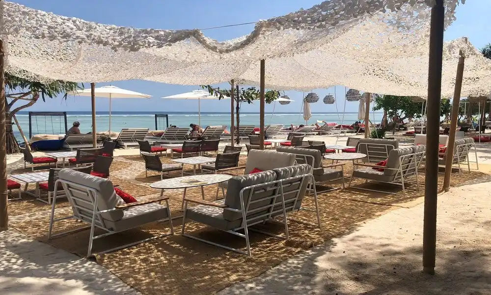 Club en playa de Malibú