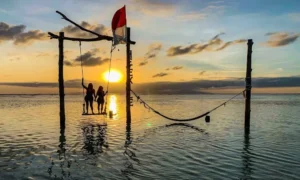 Contemplar la puesta del sol en el mar