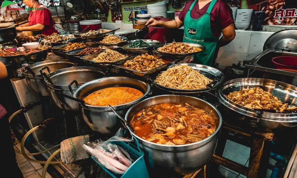 Disfrutar comida en Khao San