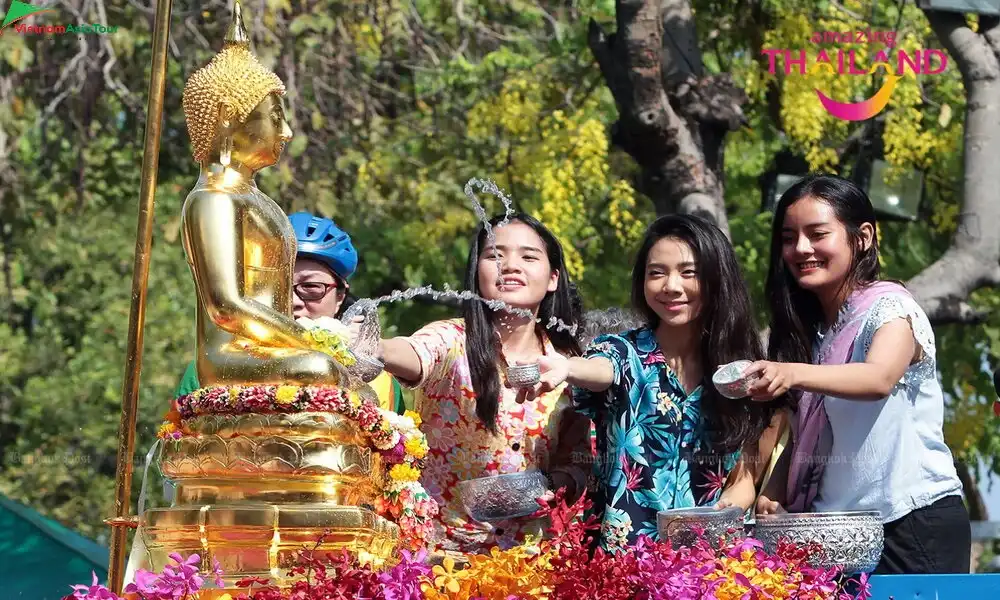 Estatua de Buda bañándose