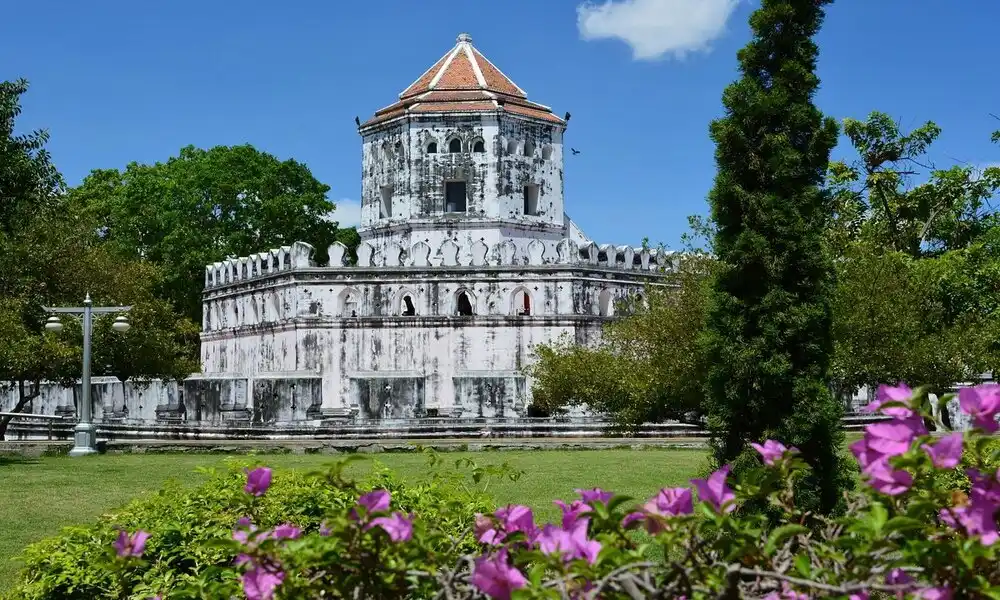 Explorar Fuerte Phra Sumen