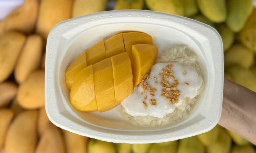 Arroz pegajoso con mango