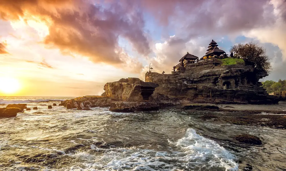 Disfrutar del atardecer en Tanah Lot