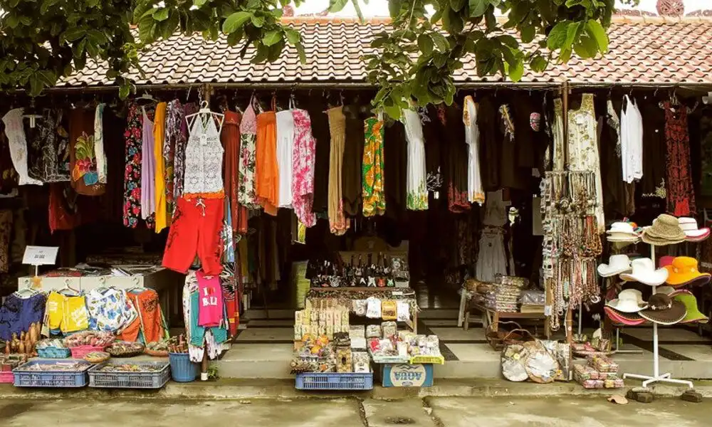 Mercado cerca de Tanah Lot