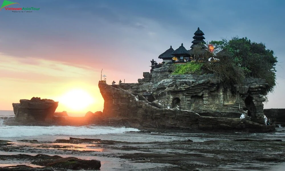 Tanah Lot en atardecer