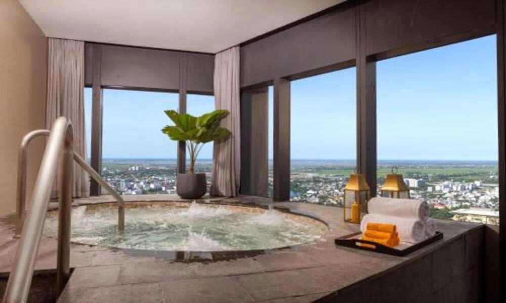 Baño con la vista de la ciudad en Melia Vinpearl Hue