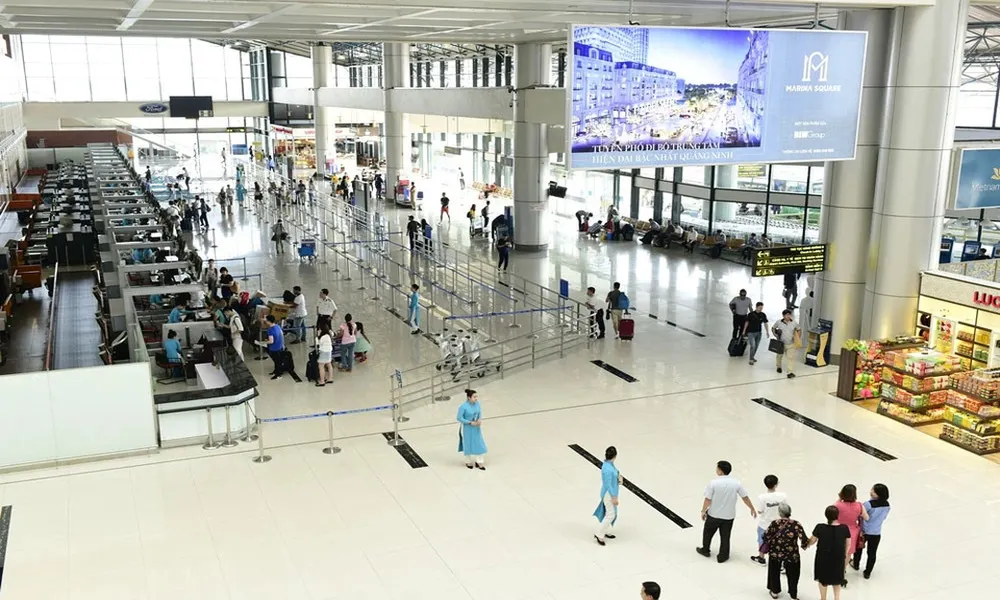 Dentro del aeropuero