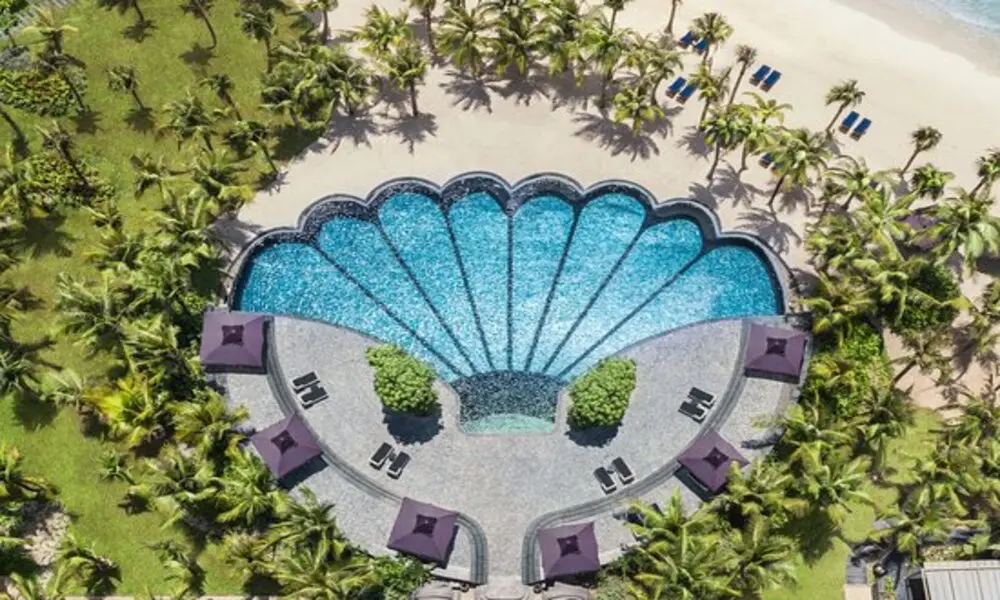 Piscina con la forma única en JW Marriott Phu Quoc Emerald Bay Resort & Spa