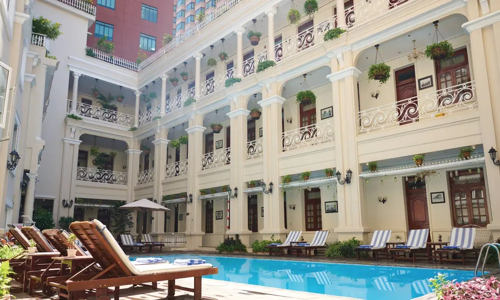 Piscina del aire libre en el Hotel Grand Saigon