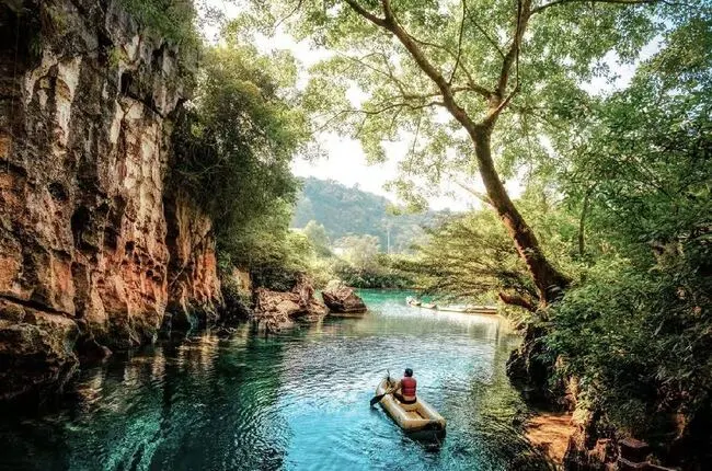 Cueva oscura y río Chay
