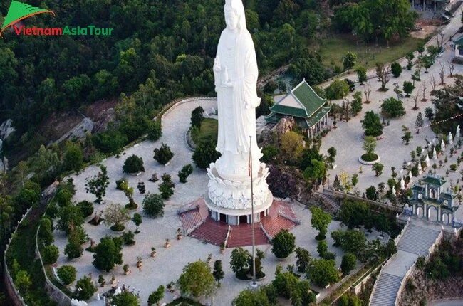 Lady pagoda en Son Tra peninsula