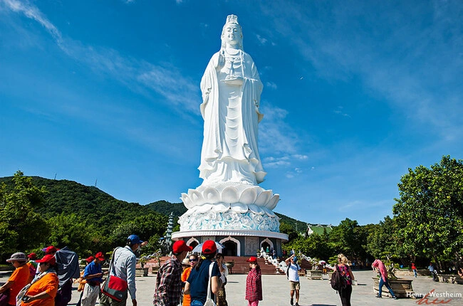 Pagoda Thien Mu -Tranquilidad entre montañas y cielo