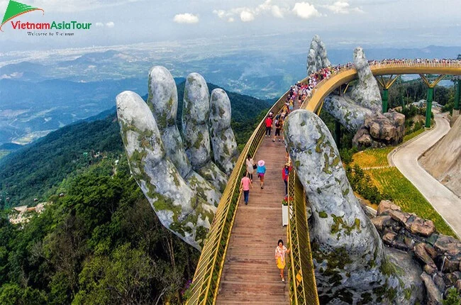 Puente de mano dorado lleno de gente