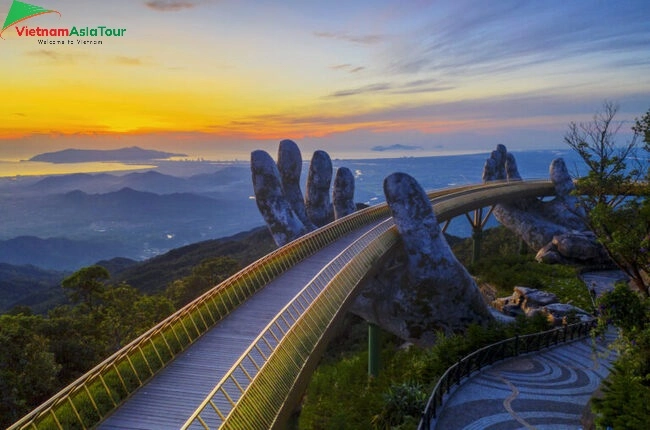 Puente dorado en atardecer
