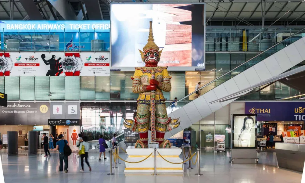 Estatua dentro del aeropuerto de Bangkok