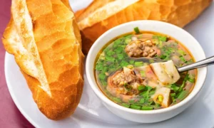 Bocadillo con albóndigas en salsa