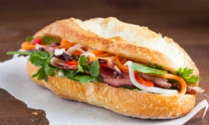 Bocadillo con embutidos mezclados