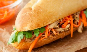 Bocadillo con pollo desmenuzado