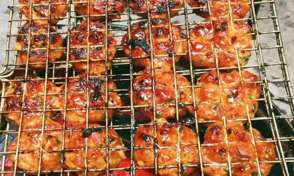 Carne debe asarse sobre carbón para que desarrolle plenamente su sabor