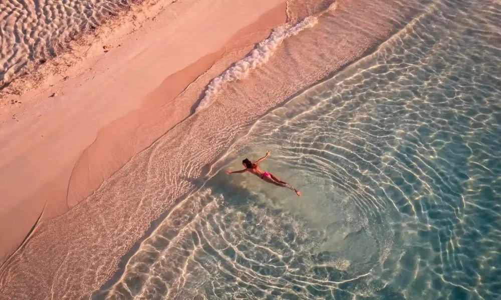 Nadar y disfrutar de las playas con arena rosa