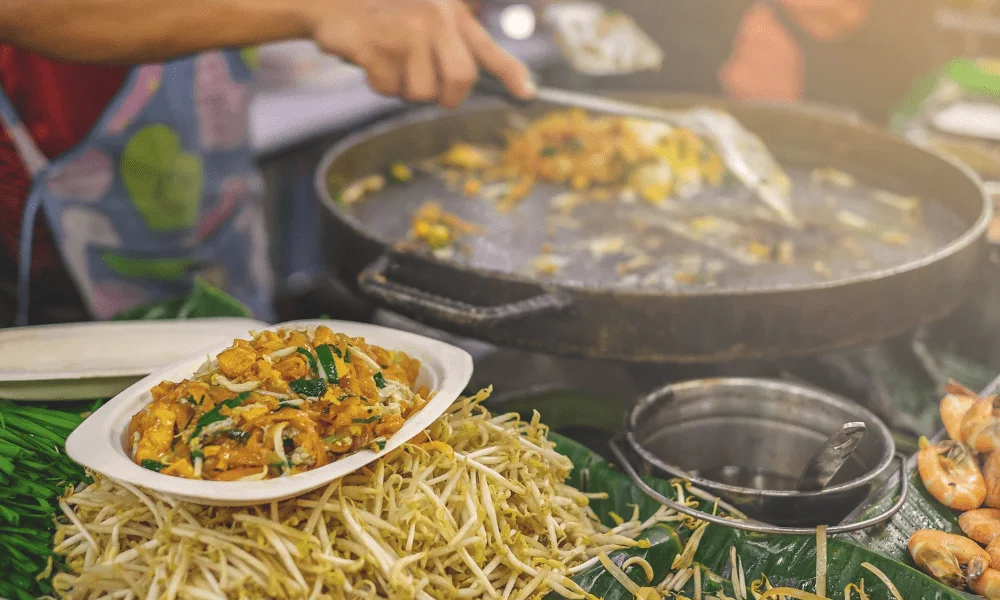 Comida callejera única Pad Thai en Bangkok