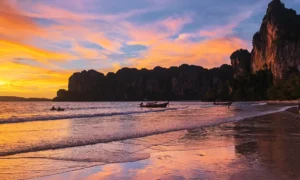 Contemplar el atardecer en Railay Beach