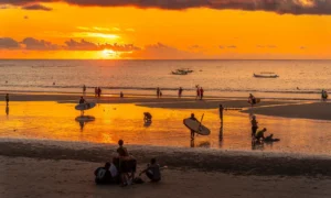 Belleza del atardecer en la Bali playa de Kuta