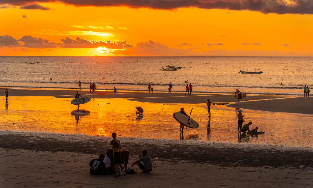 Belleza del atardecer en la Bali playa de Kuta