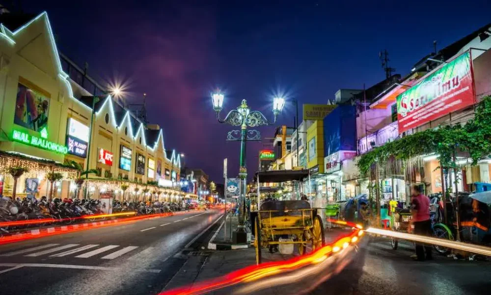 Calle Malioboro por la noche