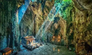 Cueva en la montaña de Mármol