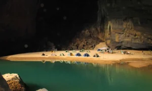 Hace camping en la cueva En
