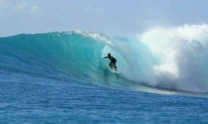 Practicar surf en la playa