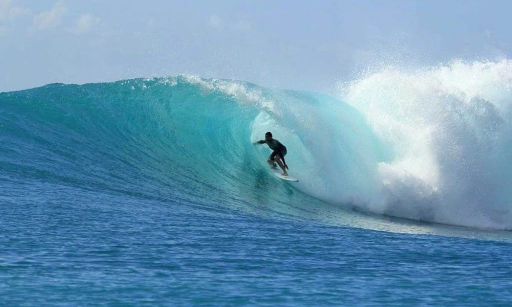 Practicar surf en la playa