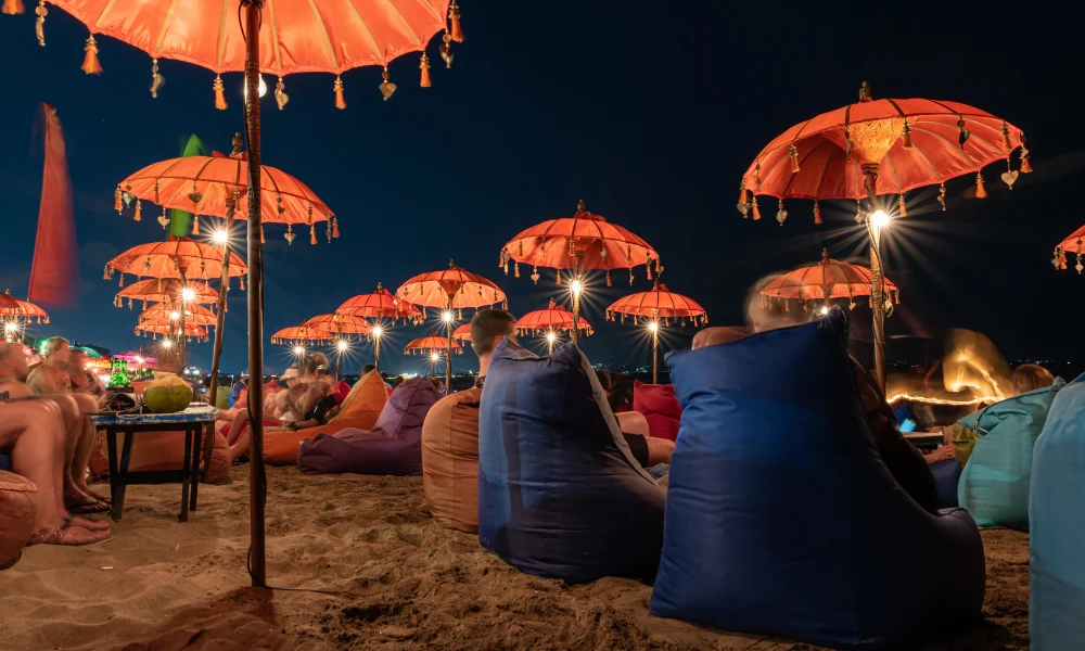 Vida nocturna animada en playas de Kuta